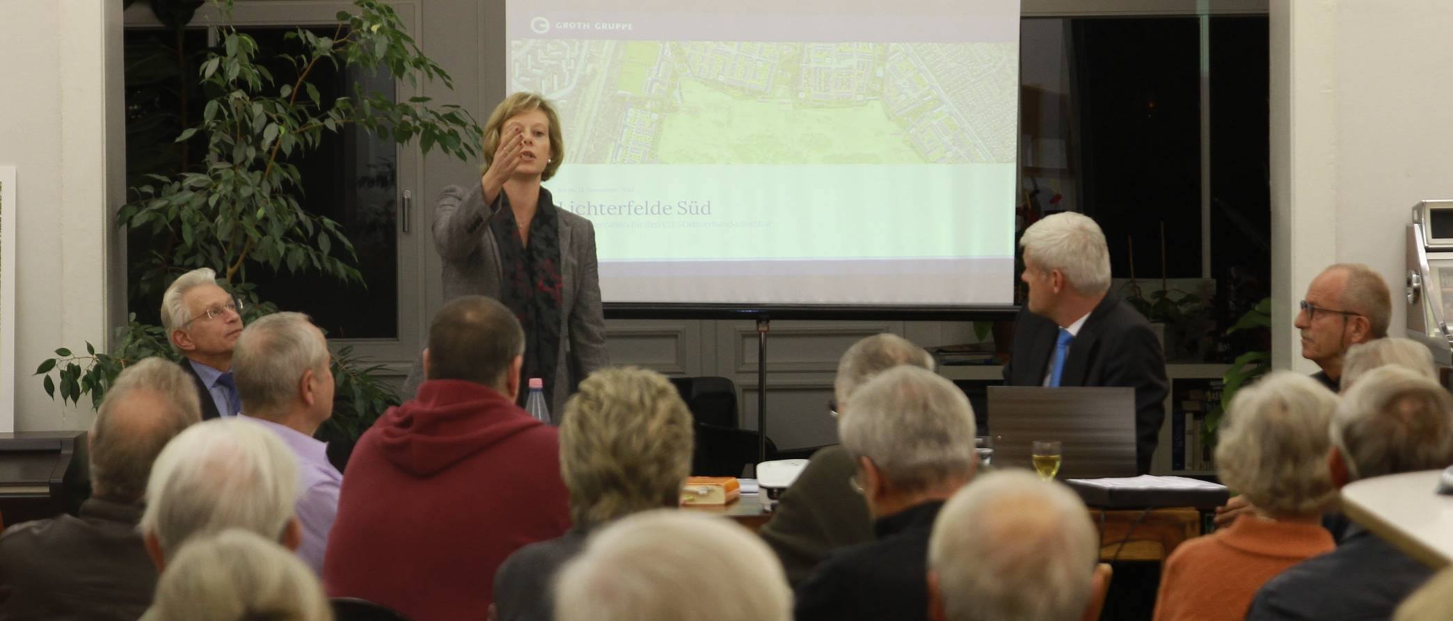 Cornelia Seibeld informiert Anwohner zur Bebauung Parks-Range