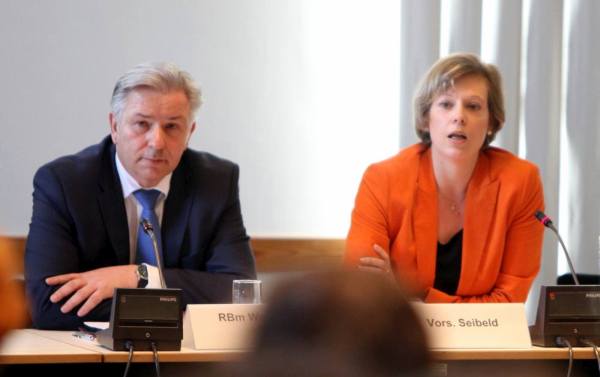 Abgeordnetenhaus Rechtsausschuss. Vorsitzende Cornelia Seibeld und der Regierende Bürgermeister Wowereit 2014